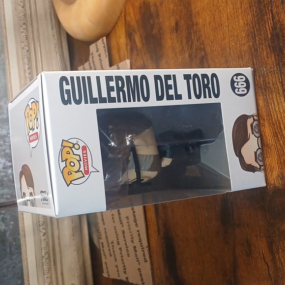 Funko Pop! Director GUILLERMO DEL TORO Vinyl Figure - Black and Brown - Picture 4 of 8